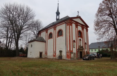 Úklid listí u kostela sv. Anny